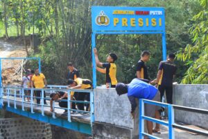 Polres Ngawi Rampungkan Perbaikan Jembatan Merah Putih Presisi di Blandongan